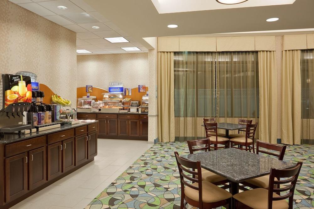 Comfort Inn & Suites Plainville-Foxboro 외부 사진